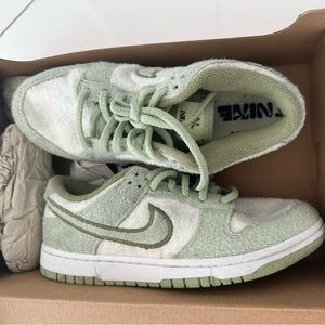 Wmns Dunk Low SE 'Fleece -
Honeydew'